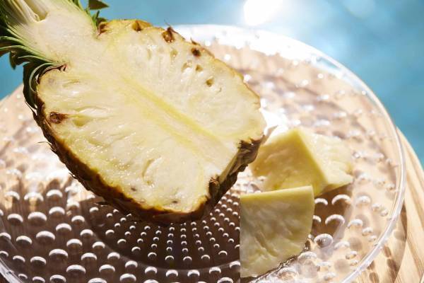 【西表島ホテル】桃の香りがするピーチパインをとことん楽しむ 「春のピーチパイン祭り」開催～農家さんによるSHOWやパインの秘密を知るコンテンツが盛りだくさん｜～期間：2023 年4月25日～6月15日