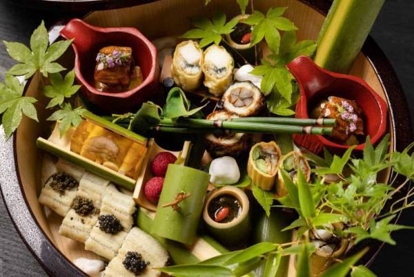 【星のや軽井沢】一棟貸し切りの空間で、ジビエや鰻を堪能する「夏山の晩餐 -涼懐石-」提供開始～避暑地・軽井沢の「涼」を味わう～｜期間：2023年7月1日～8月31日