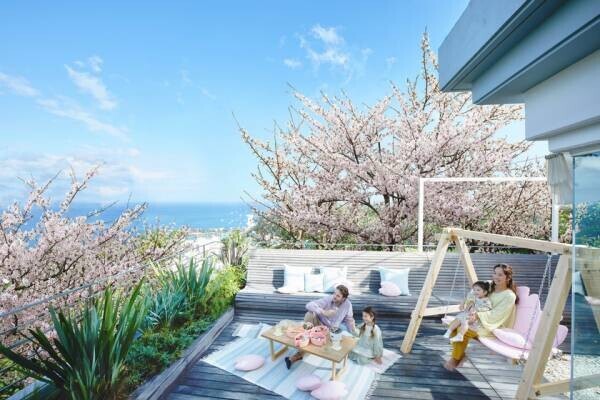 【リゾナーレ熱海】客室の広いテラスで目の前に広がる絶景を楽しめる宿泊プラン 「海と桜のお花見ステイ」販売 ～座面が桜の形のブランコに乗ってお花見を堪能！～ 期間：2023年3月20日～4月5日