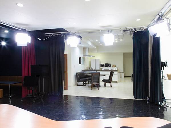 【備品追加】荻窪スタジオのニュースセットに照明を追加