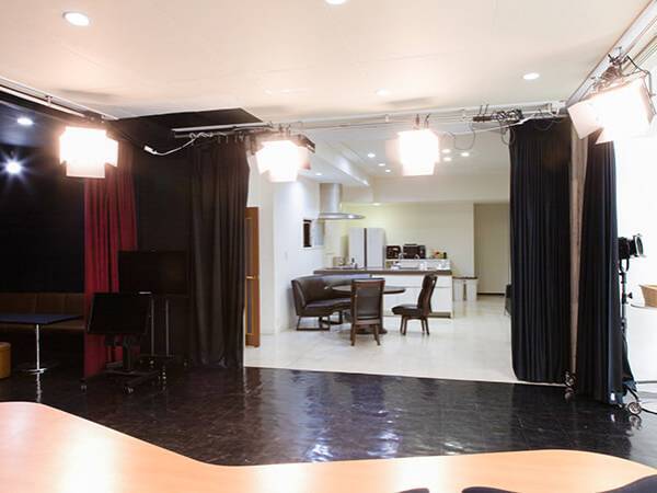 【備品追加】荻窪スタジオのニュースセットに照明を追加