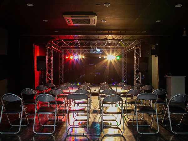 【備品追加】荻窪スタジオのニュースセットに照明を追加