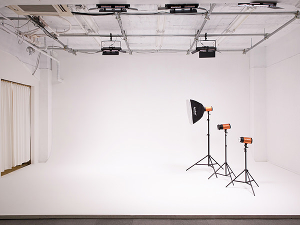 【備品追加】荻窪スタジオのニュースセットに照明を追加