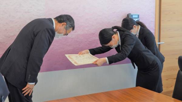 大阪国際大学「鹿野ちゃれっじ」鳥取市長からの感謝状の受領について宮本学長へご報告