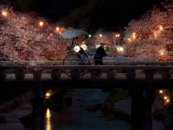 【界 玉造】両岸2kmに渡る400本の桜を堪能「夜桜巡り夜行（やこう）人力車」実施〜温泉湯たんぽで快適に夜桜鑑賞ができる界 玉造専用人力車が誕生〜期間：2023年4月1日〜4月7日