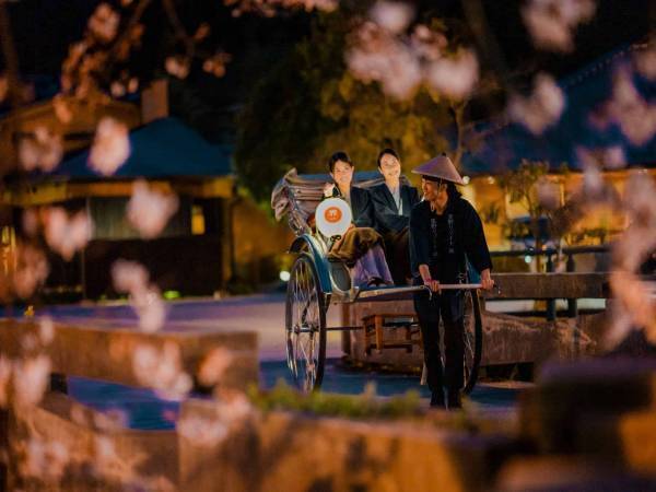 【界 玉造】両岸2kmに渡る400本の桜を堪能「夜桜巡り夜行（やこう）人力車」実施〜温泉湯たんぽで快適に夜桜鑑賞ができる界 玉造専用人力車が誕生〜期間：2023年4月1日〜4月7日