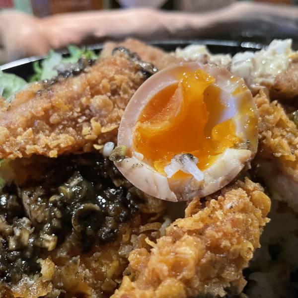 【レコード7000枚】大久保伝説のソウルバーに昼呑み丼「ロックオン」がオープン！