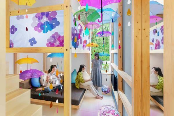 【軽井沢星野エリア】梅雨の時期に空を見上げたくなるイベント「軽井沢アンブレラスカイ 2023」を開催～ライトアップされた「傘のアーケード」にシャボン玉 ＆ 装飾に使用した傘をリサイクルする取り組みを開始～ 期間：2023 年6月2日～7月9日