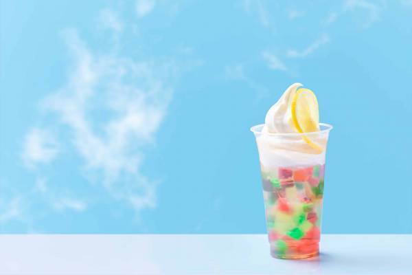 【軽井沢星野エリア】梅雨の時期に空を見上げたくなるイベント「軽井沢アンブレラスカイ 2023」を開催～ライトアップされた「傘のアーケード」にシャボン玉 ＆ 装飾に使用した傘をリサイクルする取り組みを開始～ 期間：2023 年6月2日～7月9日