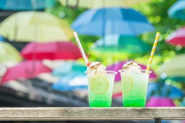 【軽井沢星野エリア】梅雨の時期に空を見上げたくなるイベント「軽井沢アンブレラスカイ 2023」を開催～ライトアップされた「傘のアーケード」にシャボン玉 ＆ 装飾に使用した傘をリサイクルする取り組みを開始～ 期間：2023 年6月2日～7月9日