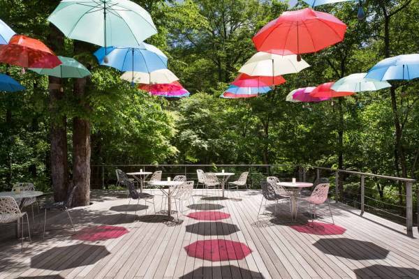 【軽井沢星野エリア】梅雨の時期に空を見上げたくなるイベント「軽井沢アンブレラスカイ 2023」を開催～ライトアップされた「傘のアーケード」にシャボン玉 ＆ 装飾に使用した傘をリサイクルする取り組みを開始～ 期間：2023 年6月2日～7月9日