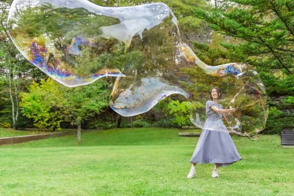 【軽井沢星野エリア】梅雨の時期に空を見上げたくなるイベント「軽井沢アンブレラスカイ 2023」を開催～ライトアップされた「傘のアーケード」にシャボン玉 ＆ 装飾に使用した傘をリサイクルする取り組みを開始～ 期間：2023 年6月2日～7月9日