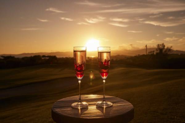 【リゾナーレ小浜島】日本最南西端のゴルフ場で、花柄のゴルフカートやゴルフグッズと楽しむ「フラワーゴルフ」を開催～プレー後は夕暮れの絶景を眺めながらお花をあしらったシャンパンで乾杯～｜期間：2023年4月1日～5月31日