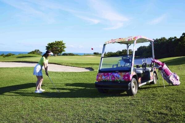 【リゾナーレ小浜島】日本最南西端のゴルフ場で、花柄のゴルフカートやゴルフグッズと楽しむ「フラワーゴルフ」を開催～プレー後は夕暮れの絶景を眺めながらお花をあしらったシャンパンで乾杯～｜期間：2023年4月1日～5月31日