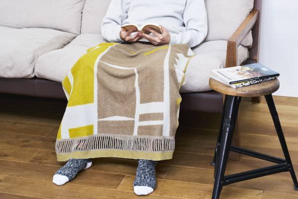 良質な読書時間を演出する「AIMA」ブランドの新商品「“本をまとう”ブランケット」を発売 ― 伝統工法『丸編み』にこだわった「nitorito（ニトリト）」made in YONEZAWAとコラボレーション ―