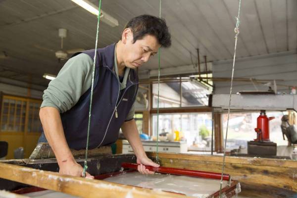 【界 アルプス】信州の豊かな水に育まれた伝統工芸『松崎和紙』で水うちわづくり体験を開催～職人、生産者と行うご当地文化体験「手業(てわざ)のひととき」3年目に突入～｜期間：2023年4月1日～7月20日