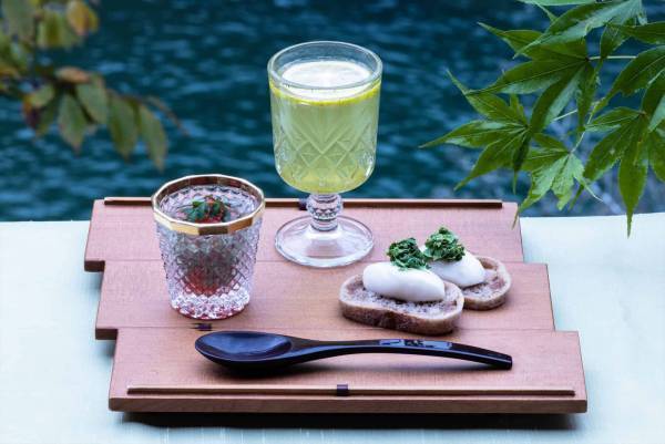 【星のや京都】～嵐峡の新緑を望む空中茶室や屋形舟を貸し切り、季節の夕食や新茶を堪能～新緑の薫りに包まれ過ごす滞在プログラム 「風薫(かぜかお)る星のや新緑滞在」提供｜期間：2023年5月10日〜6月15日