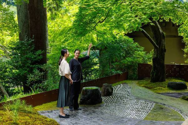 【星のや京都】～嵐峡の新緑を望む空中茶室や屋形舟を貸し切り、季節の夕食や新茶を堪能～新緑の薫りに包まれ過ごす滞在プログラム 「風薫(かぜかお)る星のや新緑滞在」提供｜期間：2023年5月10日〜6月15日