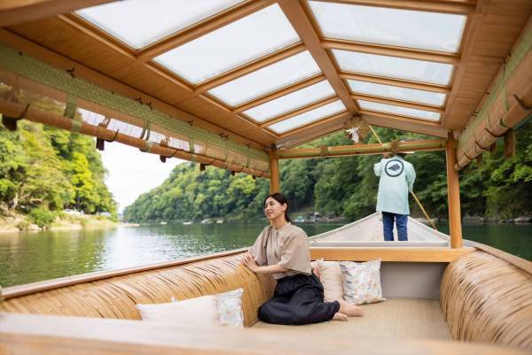 【星のや京都】～嵐峡の新緑を望む空中茶室や屋形舟を貸し切り、季節の夕食や新茶を堪能～新緑の薫りに包まれ過ごす滞在プログラム 「風薫(かぜかお)る星のや新緑滞在」提供｜期間：2023年5月10日〜6月15日