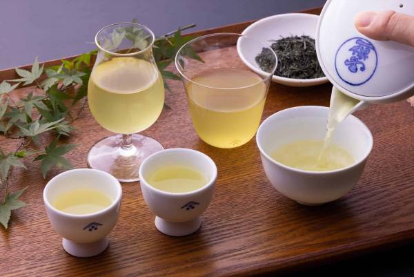 【星のや京都】～嵐峡の新緑を望む空中茶室や屋形舟を貸し切り、季節の夕食や新茶を堪能～新緑の薫りに包まれ過ごす滞在プログラム 「風薫(かぜかお)る星のや新緑滞在」提供｜期間：2023年5月10日〜6月15日