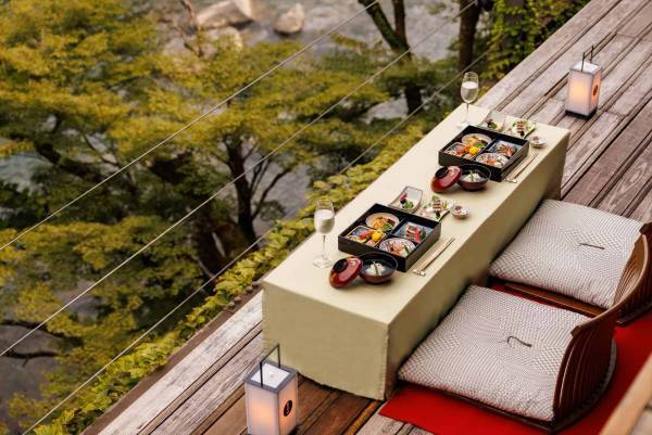 【星のや京都】～嵐峡の新緑を望む空中茶室や屋形舟を貸し切り、季節の夕食や新茶を堪能～新緑の薫りに包まれ過ごす滞在プログラム 「風薫(かぜかお)る星のや新緑滞在」提供｜期間：2023年5月10日〜6月15日