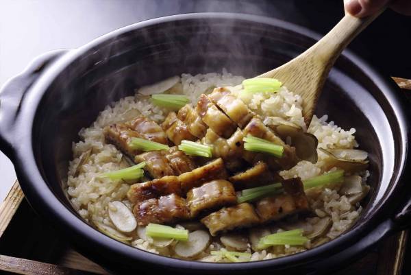 【星のや京都】京都の夏を代表する鱧をさまざまな調理法で味わい尽くす「奥嵐山の鱧（はも）会席」提供 ～大堰川（おおいがわ）にせり出した「嵐峡の納涼川床（かわゆか） 」で楽しむ特別会席～｜期間：2023年7月1日～31日