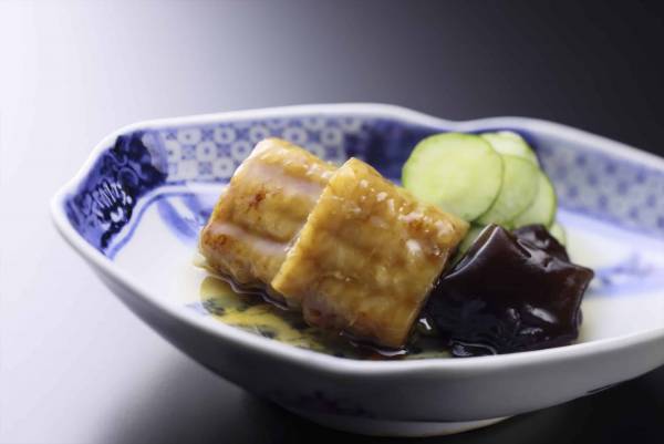 【星のや京都】京都の夏を代表する鱧をさまざまな調理法で味わい尽くす「奥嵐山の鱧（はも）会席」提供 ～大堰川（おおいがわ）にせり出した「嵐峡の納涼川床（かわゆか） 」で楽しむ特別会席～｜期間：2023年7月1日～31日