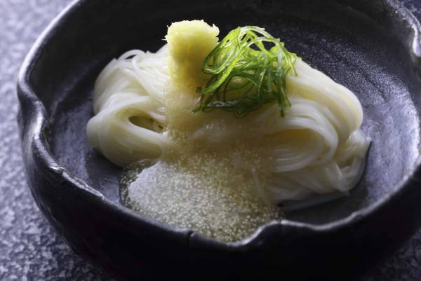 【星のや京都】京都の夏を代表する鱧をさまざまな調理法で味わい尽くす「奥嵐山の鱧（はも）会席」提供 ～大堰川（おおいがわ）にせり出した「嵐峡の納涼川床（かわゆか） 」で楽しむ特別会席～｜期間：2023年7月1日～31日