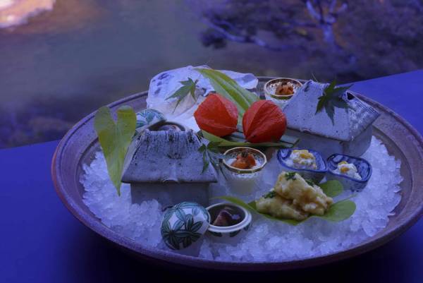 【星のや京都】京都の夏を代表する鱧をさまざまな調理法で味わい尽くす「奥嵐山の鱧（はも）会席」提供 ～大堰川（おおいがわ）にせり出した「嵐峡の納涼川床（かわゆか） 」で楽しむ特別会席～｜期間：2023年7月1日～31日