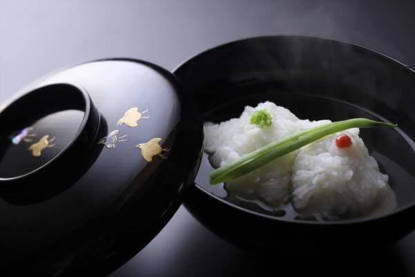 【星のや京都】京都の夏を代表する鱧をさまざまな調理法で味わい尽くす「奥嵐山の鱧（はも）会席」提供 ～大堰川（おおいがわ）にせり出した「嵐峡の納涼川床（かわゆか） 」で楽しむ特別会席～｜期間：2023年7月1日～31日