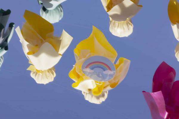 【リゾナーレ八ヶ岳】1,500個の「ふれふれ坊主」が雨空をカラフルに彩る「八ヶ岳ふれふれスカイ」開催 ～雨空をイメージしたソーダや8色のふれふれ坊主クッキーも登場～ 期間：2023年6月3日～7月9日