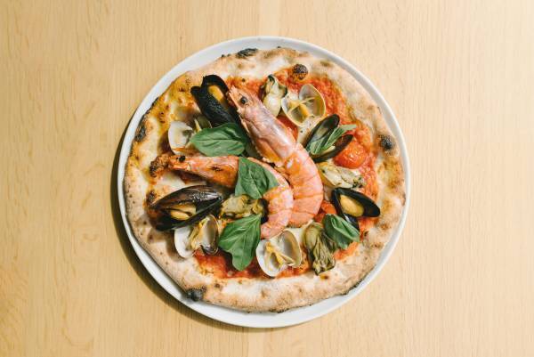 【薪窯焼き本格派ピッツァ】秋シーズンのスペシャルピッツァが登場。京都府京丹後市「HOTEL＆湖邸 艸花 -SOKA-」