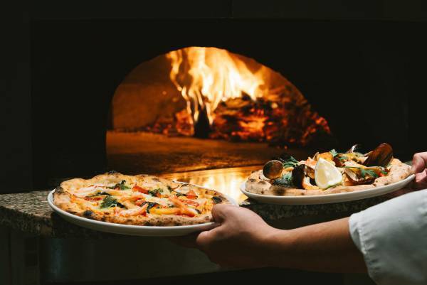 【薪窯焼き本格派ピッツァ】秋シーズンのスペシャルピッツァが登場。京都府京丹後市「HOTEL＆湖邸 艸花 -SOKA-」
