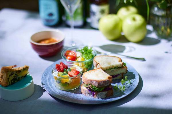 【奥入瀬渓流ホテル】 新緑が美しい渓流沿いでランチを楽しむプログラム「渓流新緑ランチ」今年も実施～今年は奥入瀬渓流の雪解け水で冷やした春にぴったりなシードルが加わります～｜期間：2023年5月8日〜31日の月、火曜日限定