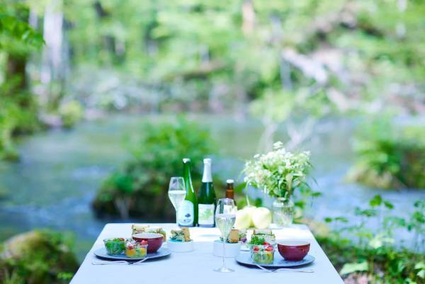 【奥入瀬渓流ホテル】 新緑が美しい渓流沿いでランチを楽しむプログラム「渓流新緑ランチ」今年も実施～今年は奥入瀬渓流の雪解け水で冷やした春にぴったりなシードルが加わります～｜期間：2023年5月8日〜31日の月、火曜日限定