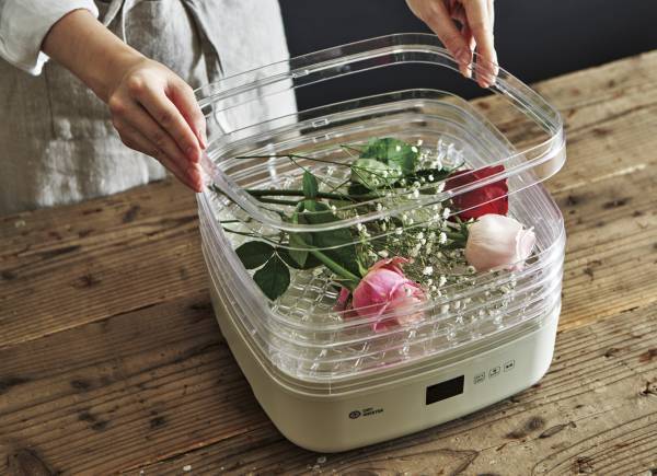 分離式トレイで乾燥室の高さを調節・温度・時間設定が細かく行えるから 生花など食品以外も乾燥可能な新型乾燥機「ドライマイスター」を新発売