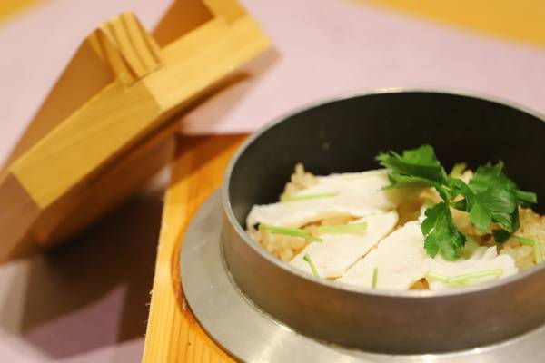 【西明石ホテルキャッスルプラザ】兵庫県明石市の日本料理店「赤石」、秋冬の極上ふぐを贅沢に味わう「ふぐ釜めし御膳」を提供