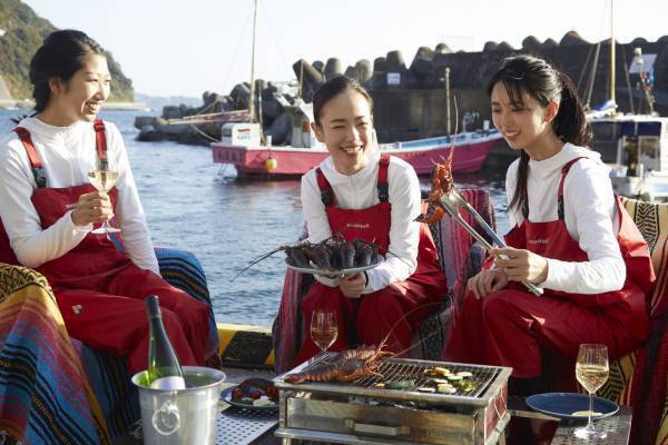 【リゾナーレ熱海】～大漁旗と同じデザインの手ぬぐいが新たに登場～本格的な漁体験に挑戦し、イセエビを存分に味わう宿泊プラン「漁ガールステイ ～イセエビ編～」販売｜期間：2023年3月11日～5月6日の毎週土曜日から1泊2日