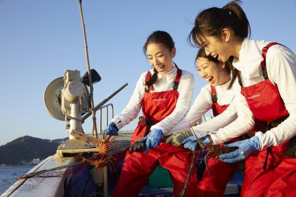 【リゾナーレ熱海】～大漁旗と同じデザインの手ぬぐいが新たに登場～本格的な漁体験に挑戦し、イセエビを存分に味わう宿泊プラン「漁ガールステイ ～イセエビ編～」販売｜期間：2023年3月11日～5月6日の毎週土曜日から1泊2日