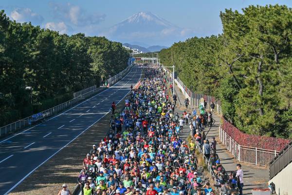 環境配慮型のマラソン大会 「第18回湘南国際マラソン」開催！ 「湘南から世界へ！」今年も河野太郎大会名誉会長が約2万人のランナーを激励！！