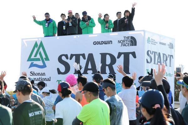 環境配慮型のマラソン大会 「第18回湘南国際マラソン」開催！ 「湘南から世界へ！」今年も河野太郎大会名誉会長が約2万人のランナーを激励！！