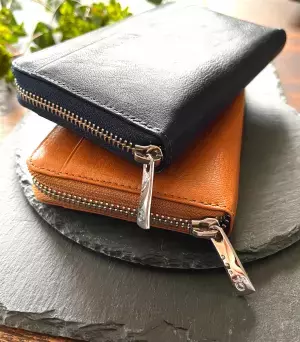 小さいのにカード16枚が整列、膨らみづらい空間設計。 軽く柔らかいミニ長財布【PROUDY_mini】