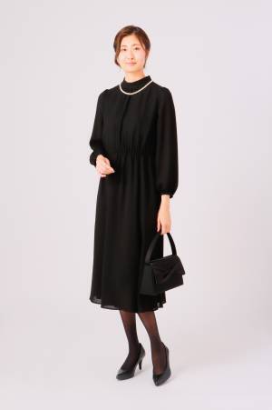 ＜洋服の青山＞ フォーマルシーンでのマナーを守りながらデザイン性に重視 セレモニーや冠婚葬祭に着回せるフォーマルワンピースを初企画