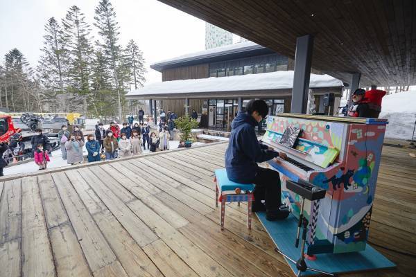 【リゾナーレトマム】「旅するLovePiano」5カ所目となるリゾナーレトマムでオープニングイベントを実施しました～ゲレンデの中腹に位置する「ホタルストリート」でピアノを生演奏～｜実施日：2023年3月1日