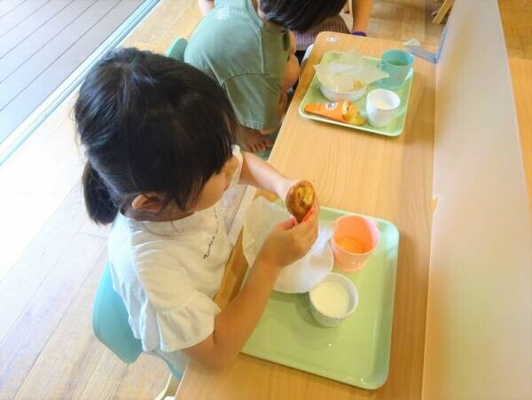 シダックス×サンマルクカフェ 保育園・幼稚園では初の食育企画 子供たちへ「クロワッサン手作り体験」を実施