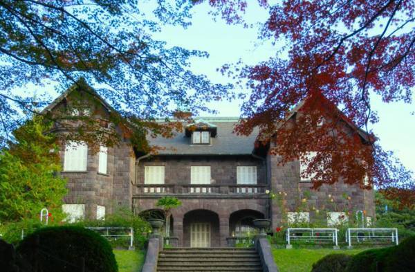 【旧古河庭園】紅葉とバラの見頃入りをお知らせします！