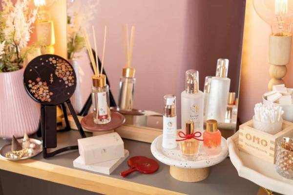 【OMO5京都祇園】1日1室限定！べっぴんさんになるレトロかわいい客室「よーじやべっぴんルーム」2023年2月1日誕生～テンションあがる「街ナカ」ホテル「OMO（おも）」×化粧品・化粧雑貨ブランド「よーじや」 初のコラボレーションルーム～｜宿泊期間：2023年2月1日～5月23日