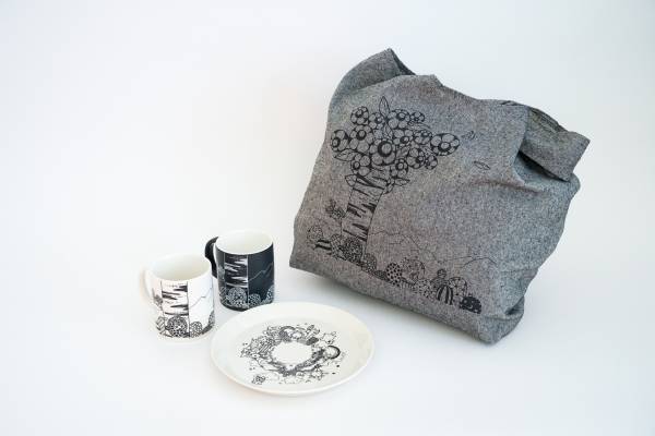 【北海道 東川町】スペイン在住の日本人アーティスト、Yoshi Sislay（ヨシシスレー）氏のデザインのグッズが登場！