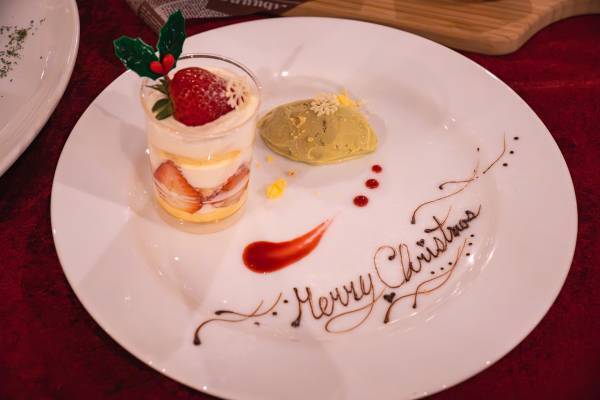 【BBQ&Co】予約特典としてフルーツ入りのおしゃれなスパークリングカクテル「ベリーフィズ」１杯を人数分プレゼント！Xmasは歴史ロマンあふれる明石公園のカフェ＆バー「TTT」で！