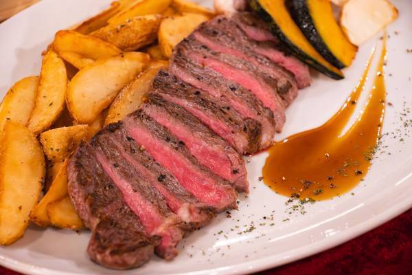 【BBQ&Co】予約特典としてフルーツ入りのおしゃれなスパークリングカクテル「ベリーフィズ」１杯を人数分プレゼント！Xmasは歴史ロマンあふれる明石公園のカフェ＆バー「TTT」で！